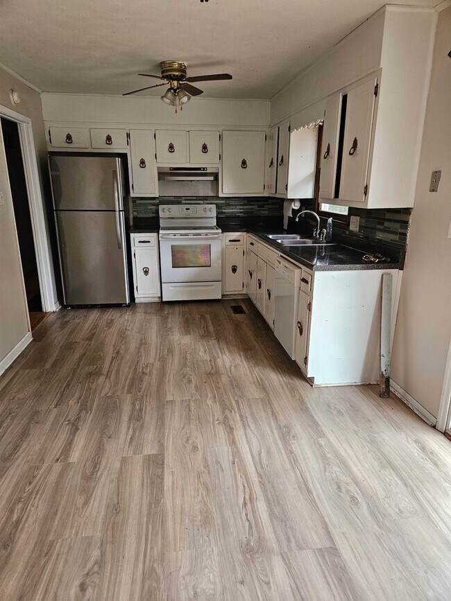 Building Photo - 100 Oak Rd