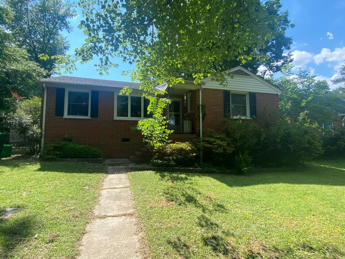Primary Photo - 3 BR / 1.5 BA Lovely Super Clean Three Bed...