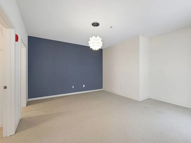 Foto del edificio - Modern Top-Floor Condo with Stunning Seattle Views