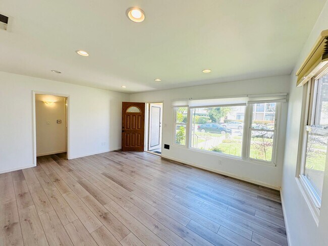 Building Photo - 3 bedroom, 2 bath detached house with larg...