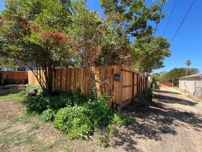 Building Photo - Discover the Charm: Spacious 3-Bedroom Hom...