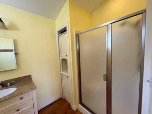 Foto del edificio - charming 1 bedroom, 1 bathroom