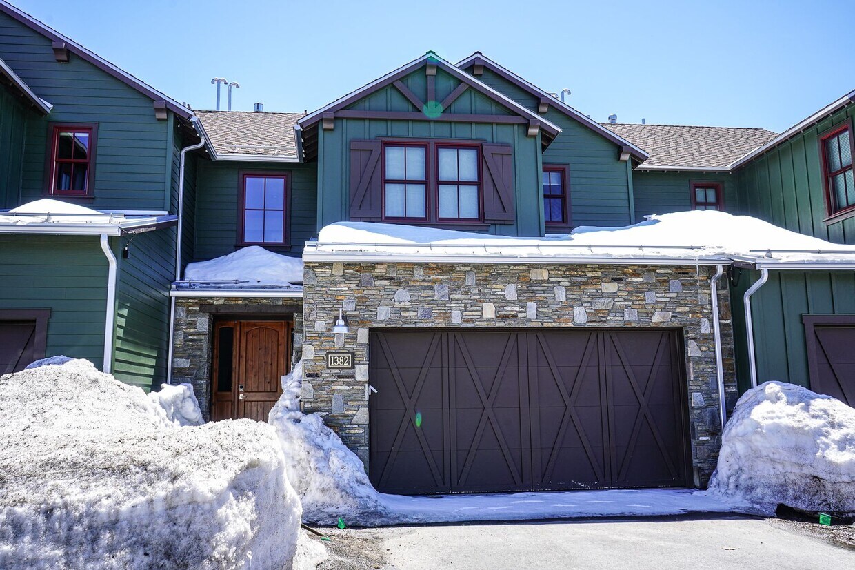 Primary Photo - Snowcreek - 3 bed/2.5 bath Town Home