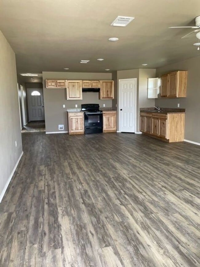 Foto del edificio - Super cute, 3 bedroom home. Outskirts of town