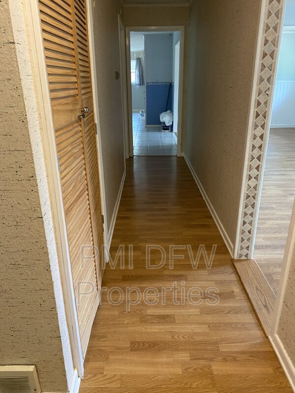 Foto del edificio - 7004 Meadowbrook Dr