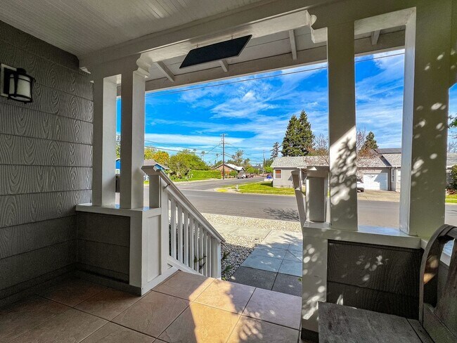 Foto del edificio - Fully Furnished Modern Home in the Desirable Alphabet Streets