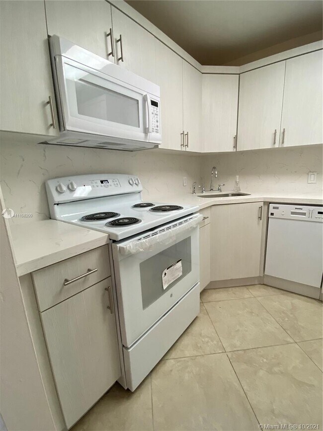 Building Photo - 3401 N Country Club Dr
