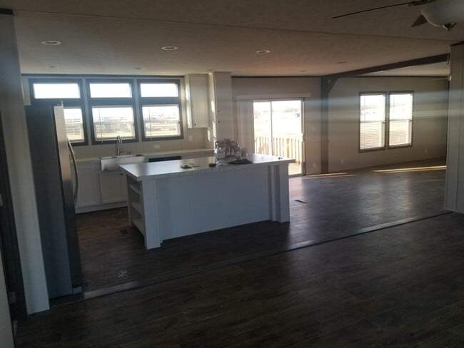 Foto del edificio - 105 Adams Rd