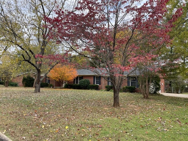 Building Photo - Large Family Home!!