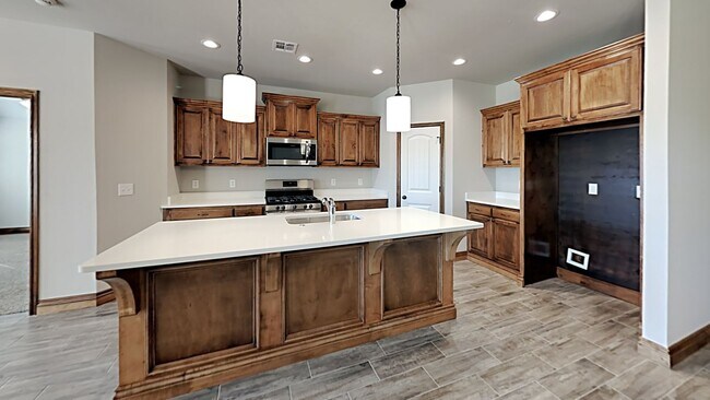 Building Photo - Spacious 4 Bedroom 2 Bathroom Home in Pied...