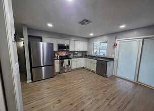 Building Photo - 3101 W Bluefield Ave