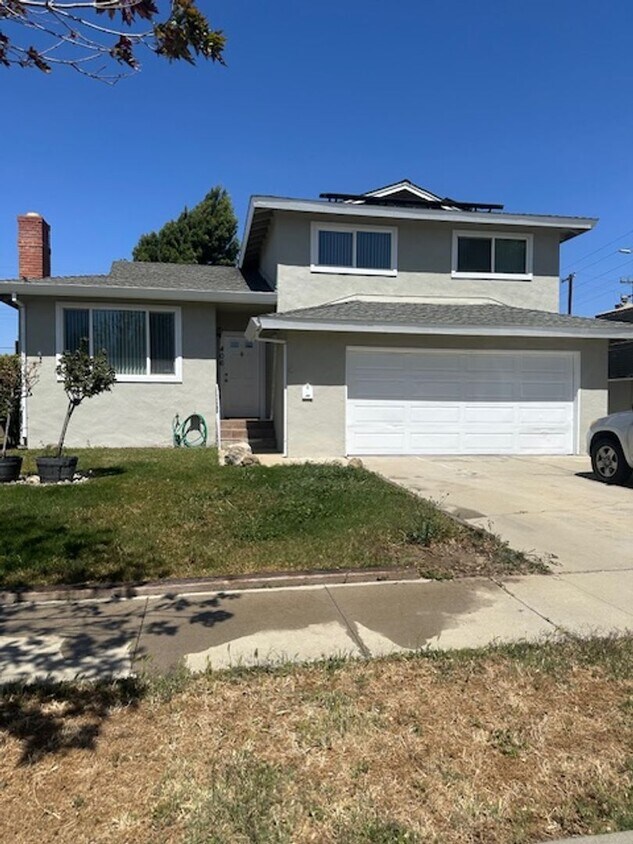 Foto principal - 4 Bed, 21/2 Bath Split level single family...