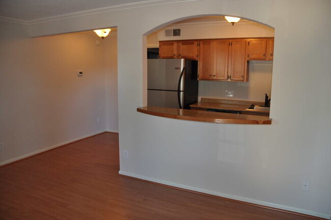 Building Photo - 1310-6 BrookstownAve-1BR/1BA-West End APT!!!