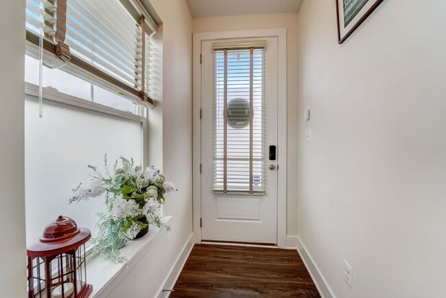 Building Photo - Luxurious 3 BR/2 Full BA & 2 Half BA EOG T...