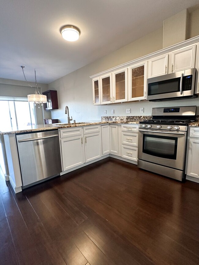 Building Photo - Beautiful Duplex, High End Finishes with L...