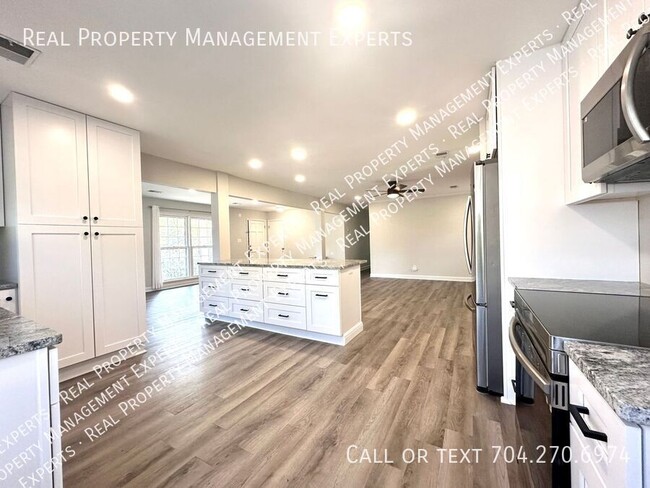 Foto del edificio - **MOVE IN SPECIAL!**Charming 3BR/2.5BA Ran...