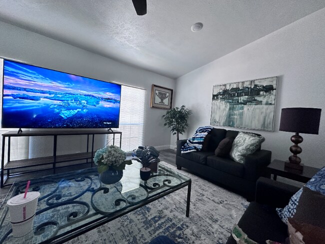 Foto del edificio - 2813 Woodlark Dr