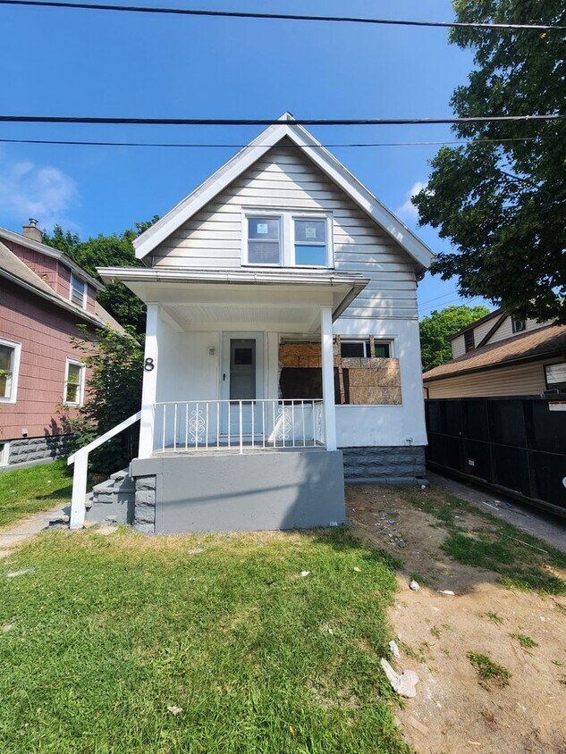 Foto principal - Two Bedroom Single Family Home!