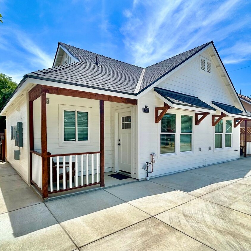 Primary Photo - $1,650 Clovis Cottage - 1 Bed 1 bath, Stud...