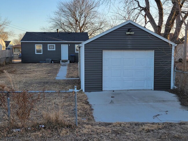 Building Photo - 2 bedroom house