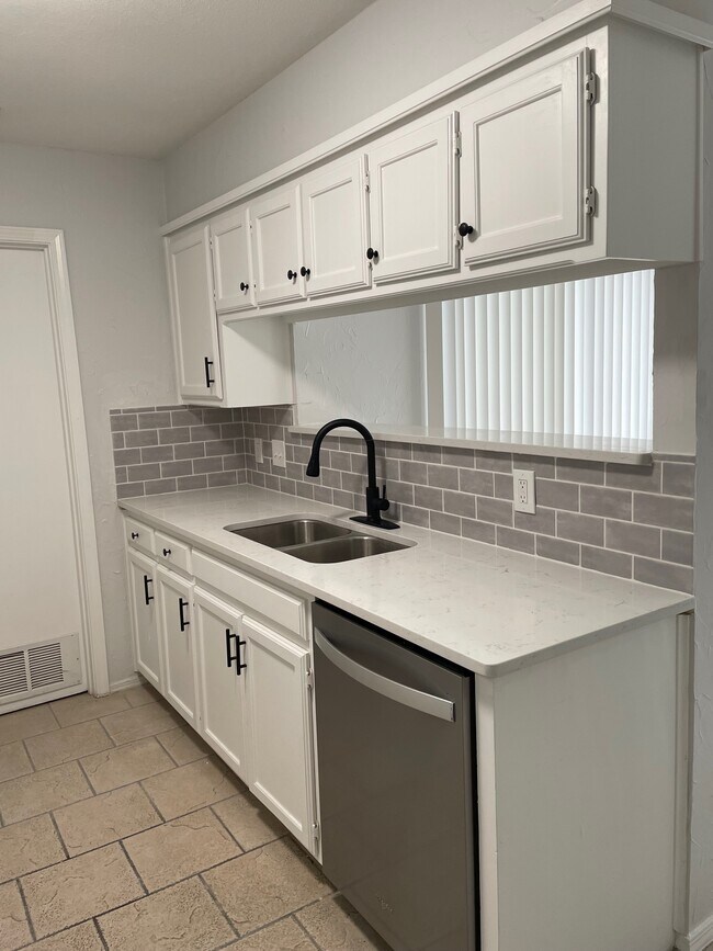 Foto del edificio - 3904 Clarke Ave