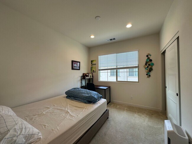 Foto del edificio - Room for Rent in Stanton-Prime Location