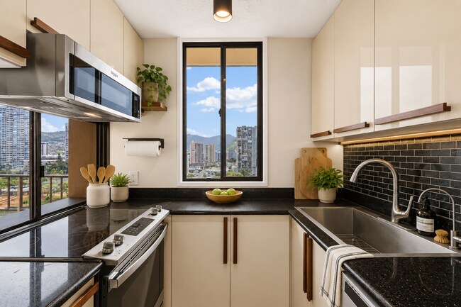 Foto del edificio - Wake Up to Stunning Mountain & Ala Wai Canal Views in the Heart of Waikiki