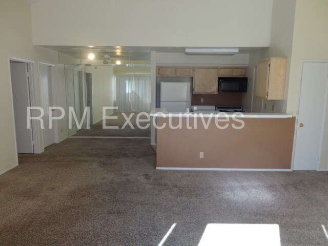 Building Photo - Nice 2 + 2 Dual Master Condo Newhall