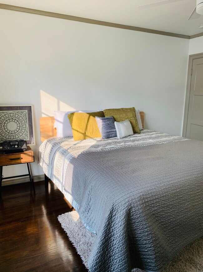 Bedroom King Size Bed - 3622 W Adams Blvd