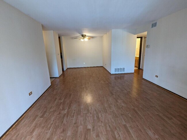 Foto del edificio - 6137 Knoll Wood Rd