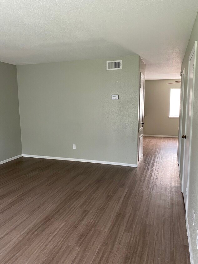 Living - 1500 Elm Ave