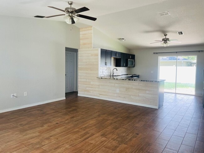 Foto del edificio - *UPDATED NORTH PORT 3/2/2 HOME*