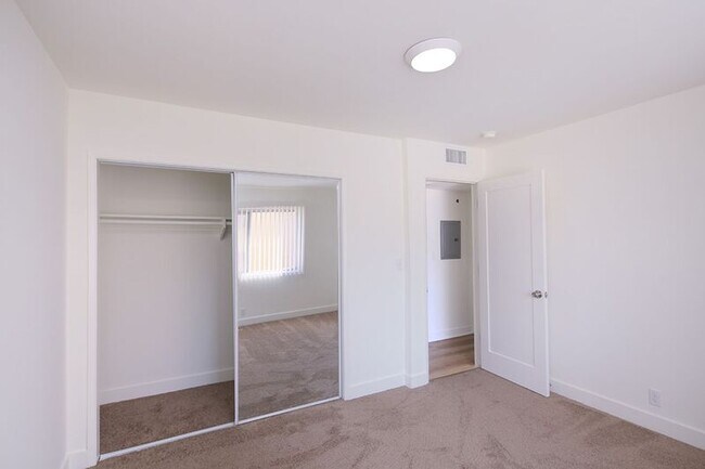 Foto del edificio - 3155 Montrose Ave