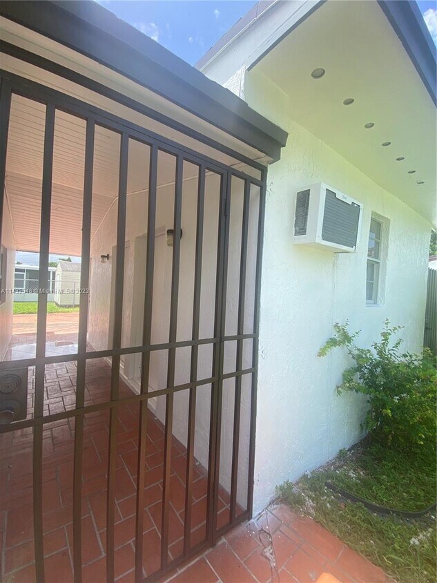 Foto principal - 15130 Tyler St