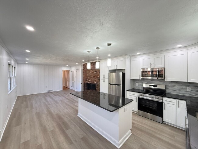 Building Photo - 2841 Deerwood Dr