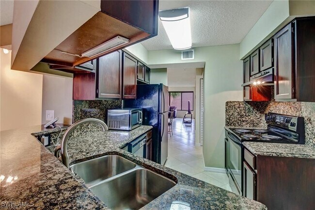 Foto del edificio - 124 Cypress Way E