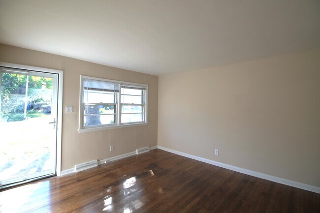 Building Photo - 155 Delmont Dr