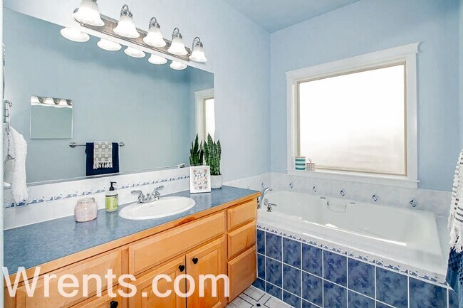 Foto del edificio - Stunning 4 Bed, 3 Bath Home in Gated 5-Mil...