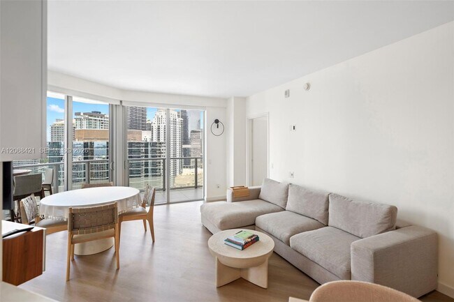 Building Photo - 1300 Brickell Bay Dr