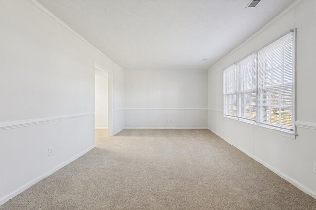 Building Photo - 3BR 2.5 BA Mid-Town Newport News