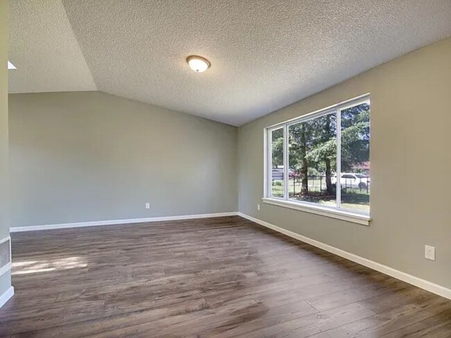 Building Photo - Beautiful move in ready home