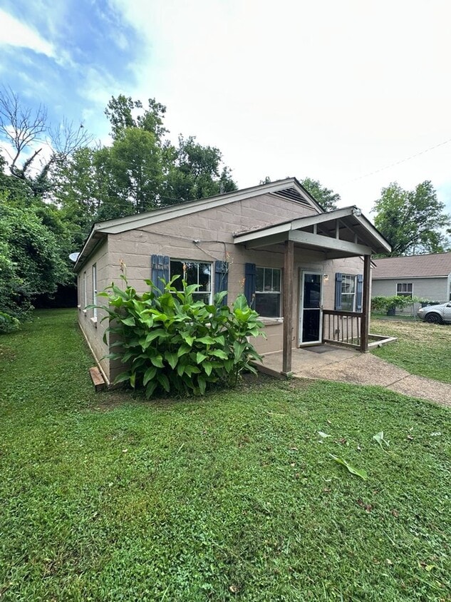 Freshly Updated 3 Bedroom Home in St. Elmo!! - Housing Vouchers Accepted! - Freshly Updated 3 Bedroom Home in St. Elmo!!
