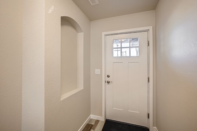 Building Photo - 3 bedroom - Date St