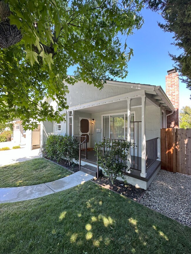Charming Entry Porch - 1224 Greenwood Ave
