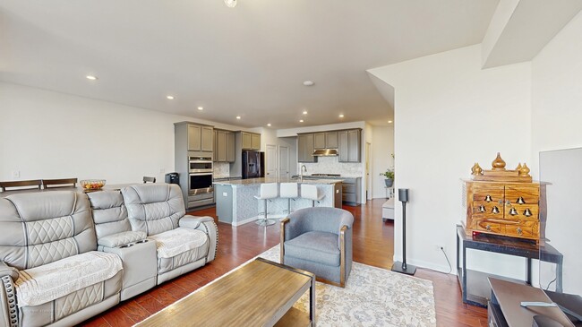 Building Photo - 527 Watercress Dr