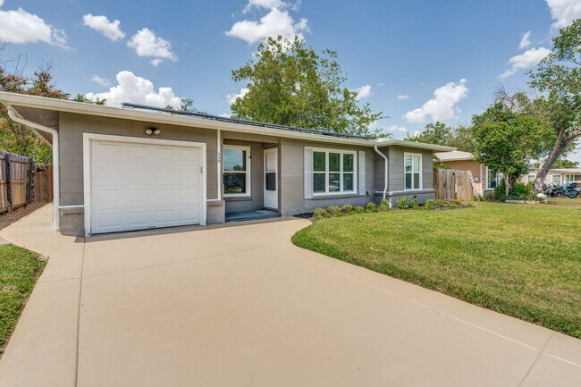 Building Photo - $500 Off First Month's Rent! Great House N...