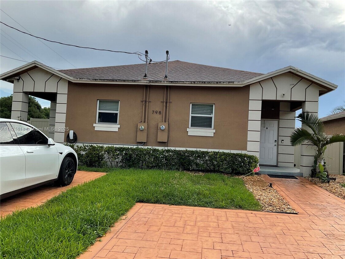 Primary Photo - 798 NE 43rd St