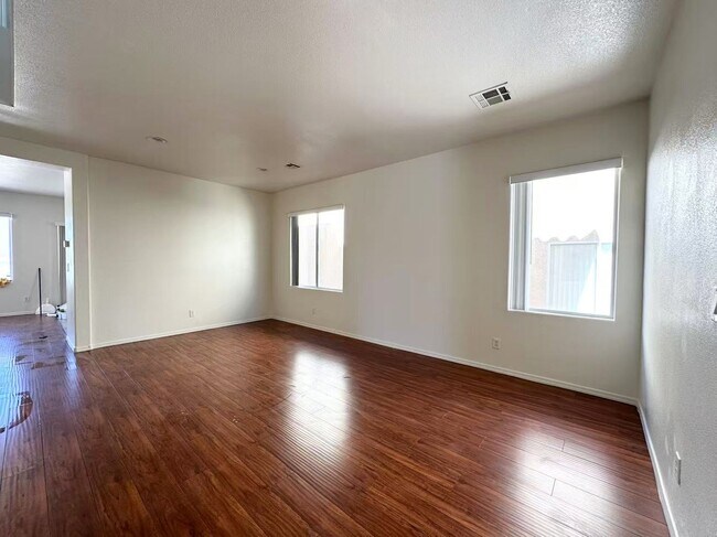 Building Photo - Beautiful two-story single-family house.