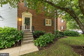 Building Photo - 4880 Chevy Chase Dr