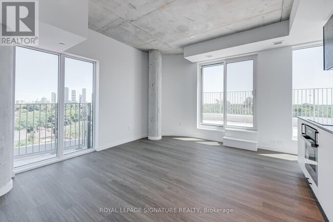 Building Photo - 689-689 The Queensway